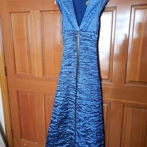 Gorgeous blue shimmery gown, fits like a glove